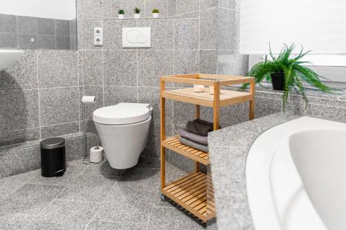 uma casa de banho com um WC branco e um lavatório. em Altbauoase im Goethequartier em Bremerhaven