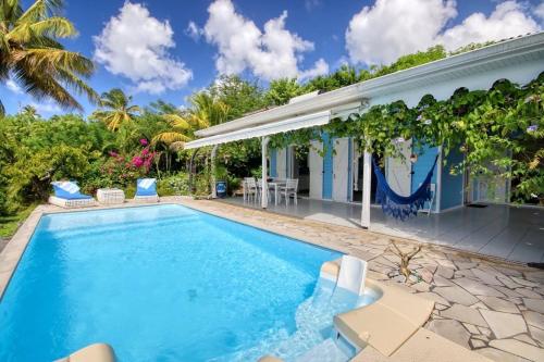 Bazén v ubytování Villa en bord de mer à Saint-Pierre, 100 m² nebo v jeho okolí