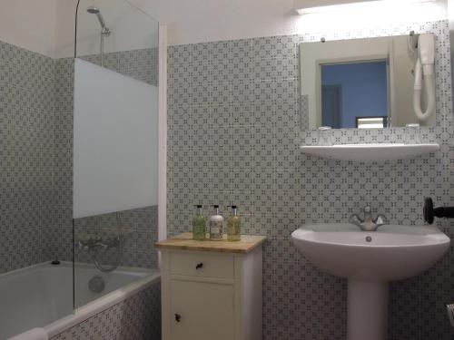 La salle de bains est pourvue d'un lavabo, d'un miroir et d'une baignoire. dans l'établissement Cacharel, à Saintes-Maries-de-la-Mer