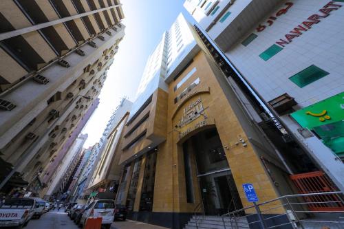 a building on a city street with tall buildings at فندق برهان الهدى Burhan Al-Huda ,Hotel in Makkah