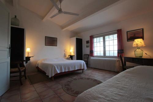 1 dormitorio con 2 camas y ventana en Cacharel en Saintes-Maries-de-la-Mer