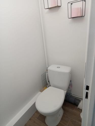 une salle de bain avec des toilettes blanches dans une chambre dans l'établissement Appt Sarcelles, à Sarcelles