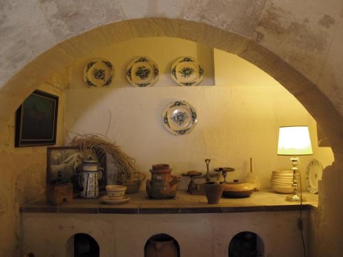 an archway with plates and a lamp on a shelf at Cacharel in Saintes-Maries-de-la-Mer