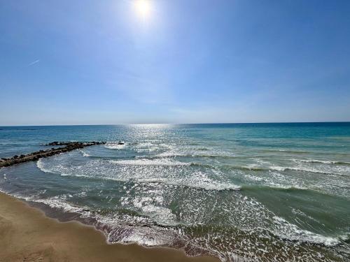 - Vistas al océano desde la playa en Golden Home, en Anzio