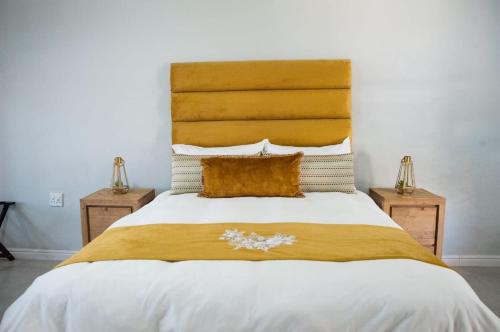 Una cama o camas en una habitación de 8 on Deary