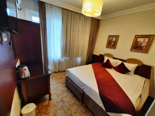 A bed or beds in a room at HOTEL EURO DIAMOND