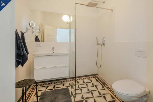 ヘリングスドルフにあるHohe Buchen Apartment 2のバスルーム(トイレ、ガラス張りのシャワー付)