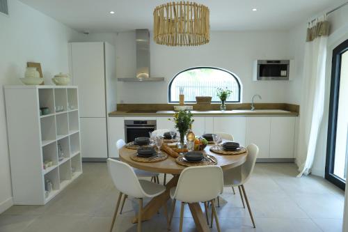 Photo de la galerie de l'établissement Grimaud Jardin Boreals 3 Bed Luxury Appt, à Grimaud