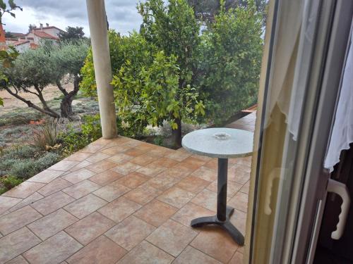 - un patio avec une petite table dans l'établissement Chambre vue jardin rez-de-chaussée, à Millas
