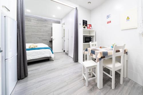 a small room with a table and a bed at Casa da Carochinha in Nazaré