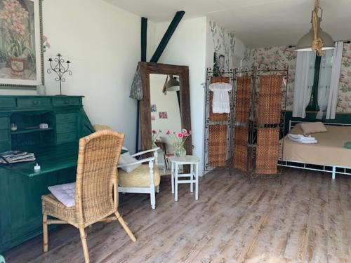 Cette chambre comprend un bureau, un lit et un miroir. dans l'établissement Les Lauriers, à Peyrat-de-Bellac