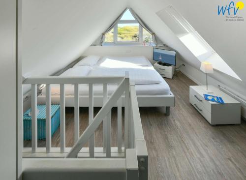 - une chambre avec des lits superposés et une fenêtre dans l'établissement Bootshaus in den Duenen - 4 "Ferienwohnung Duenenkoje", à Wangerooge