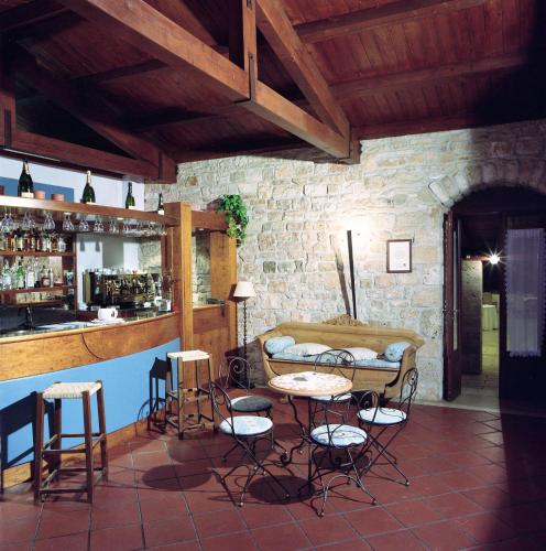 un bar con taburetes y una mesa en una habitación en Masseria Mofetta, en Acquaviva delle Fonti
