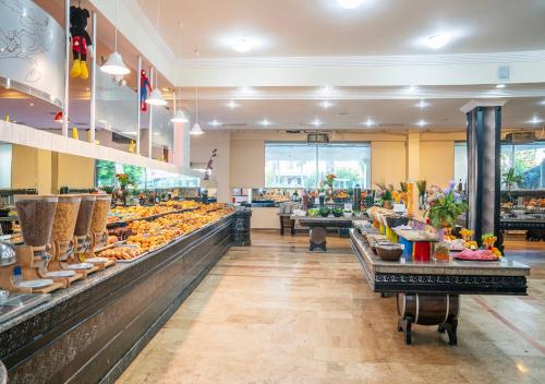 un magazzino pieno di diversi tipi di alimenti di Armas Pemar Beach a Kızılot