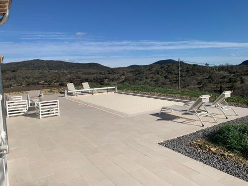 d'une terrasse avec des chaises et une vue sur les montagnes. dans l'établissement Les Collines de Saint-André, à Saint-André-de-Cruzières