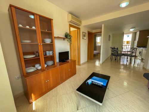 sala de estar con armario y mesa en Apartamentos Marcomar 3000, en Alcossebre