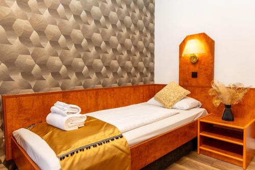 Ένα ή περισσότερα κρεβάτια σε δωμάτιο στο Hotel Rossija