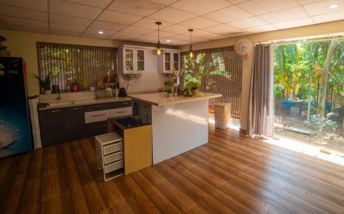 uma cozinha com pisos em madeira e uma bancada em Tranquil Homestay em Mangalore