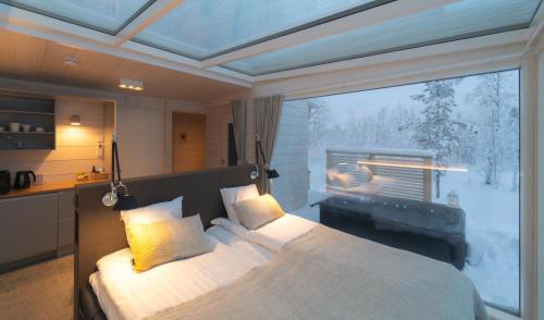 1 dormitorio con cama y ventana grande en Northern Lights Ranch, en Levi