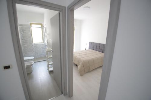 Habitación con vistas a un dormitorio con cama y baño. en Il nascondiglio en San Ferdinando di Puglia