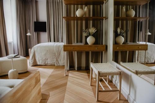 Zimmer mit einem Schlafzimmer mit einem Bett, einem Tisch und Stühlen in der Unterkunft Hotel Schloss Teutschenthal in Teutschenthal