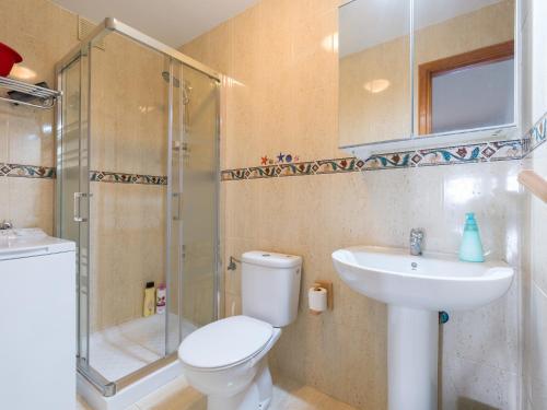 ein Bad mit einem WC, einem Waschbecken und einer Dusche in der Unterkunft Apartamento Pura vida con WIFI Playas y compras in Vecindario