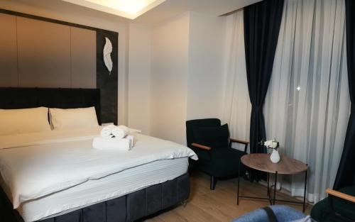 Habitación de hotel con cama y silla en Lux inn en Estambul