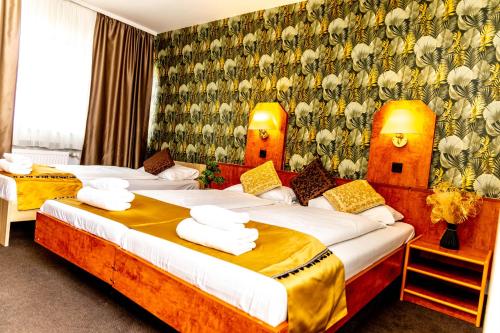 Ένα ή περισσότερα κρεβάτια σε δωμάτιο στο Hotel Rossija