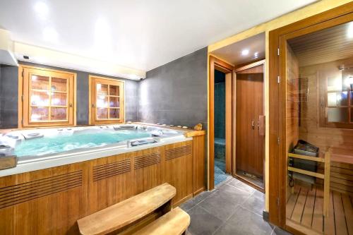 un gran cuarto de baño con jacuzzi en Chalet de 4 chambres avec jacuzzi terrasse et wifi a Megeve a 2 km des pistes, en Megève