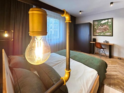 sypialnia z łóżkiem z lampką w obiekcie visit baltic - Rezydencja Sienkiewicza Loft przy plaży w Świnoujściu