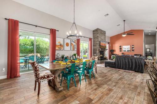 comedor y sala de estar con mesa y sillas en Scottsdale - 4227 N 68th St, en Scottsdale