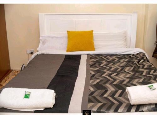Krevet ili kreveti u jedinici u okviru objekta The Hampton's furnished house at Ahadi flats