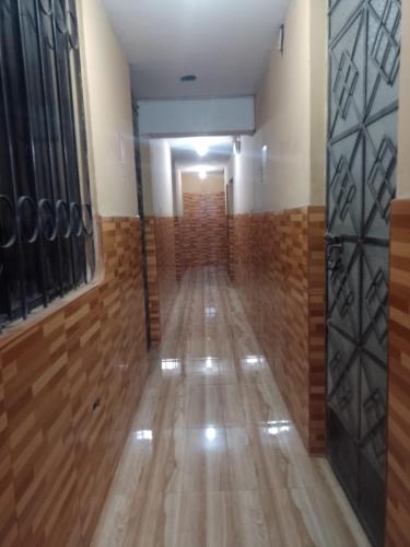 um quarto vazio com pisos de madeira e um corredor em Shania em Trujillo