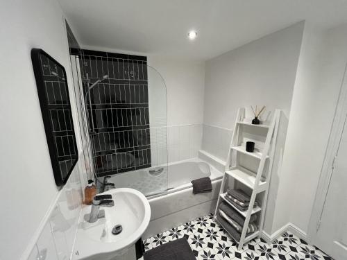 Ванная комната в Beautiful 2-Bed Apartment near Lincoln City Centre