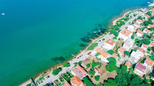 an aerial view of a group of houses next to the water at Mavi Cam Hotel Ayvalik in Sefaçamlık