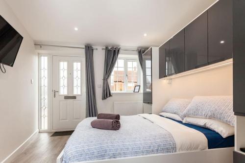 One bedroom apartment, Driveway, Bracknell Centre في براكنيل: غرفة نوم بسرير كبير ونافذة