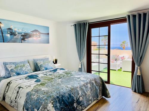 1 dormitorio con cama y ventana grande en PaulMarie Apartment Ocean View, en Adeje