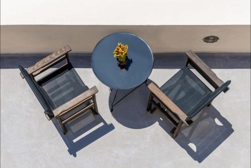 - une vue de tête sur une table et deux chaises dans l'établissement Beautiful Santorini Villa 1 Bedroom Suite Villa Laxus Pyrgos, à Pyrgos