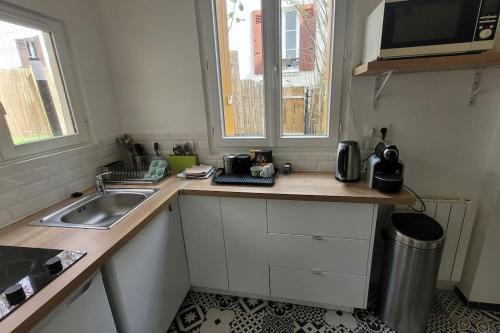 Η κουζίνα ή μικρή κουζίνα στο Maisonnette avec jardin proche Paris