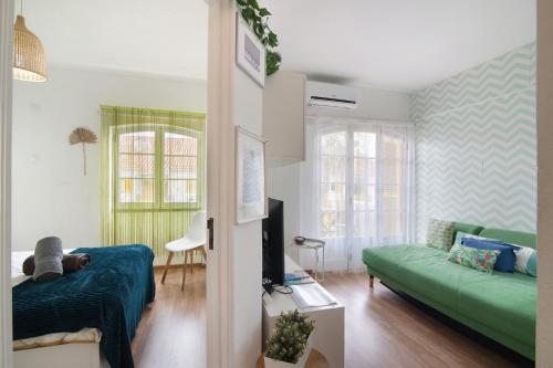 sala de estar con sofá y sofá verde en Apartamento Lima - Tavira en Tavira