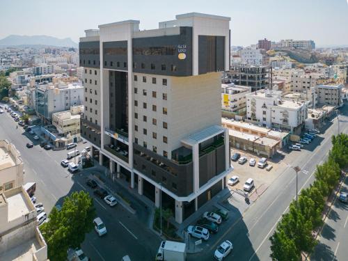 eine Aussicht auf ein Gebäude in einer Stadt in der Unterkunft Sun & Moon Bacca Hotel in Mekka