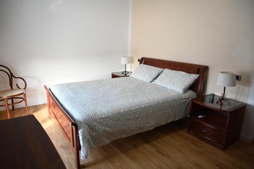 een slaapkamer met een bed, een tafel en een stoel bij La Finestra Blu Alba 2 in Alba