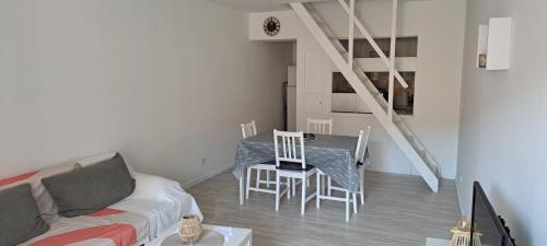 un salon avec un canapé et une table avec des chaises dans l'établissement T3 Riez, à Riez