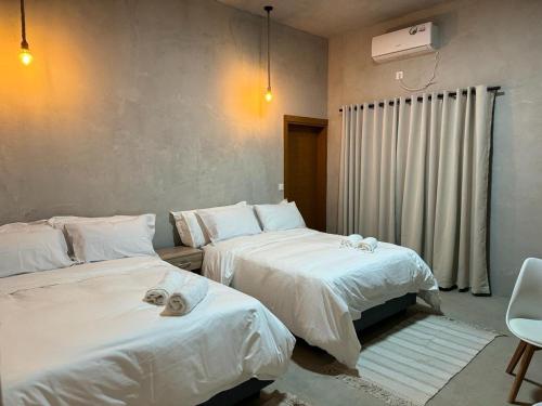 Uma cama ou camas num quarto em Palms Lodge