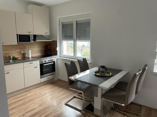 cocina con mesa y sillas en una habitación en Seiersberg en Seiersberg