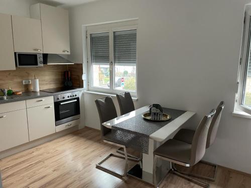 cocina con mesa y sillas en una habitación en Seiersberg en Seiersberg