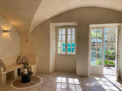 - un salon avec un banc et une fenêtre dans l'établissement Authentique Mazet et sa fontaine en Provence, à Fontvieille