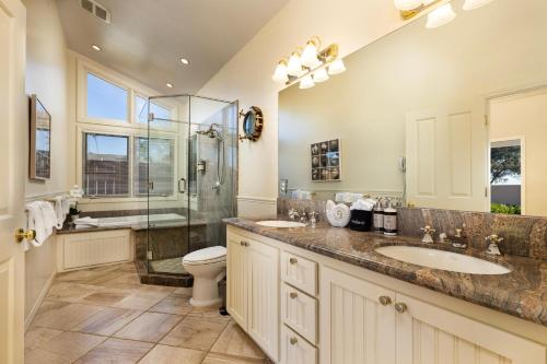 uma casa de banho com 2 lavatórios e um chuveiro em Casa Costera em Santa Bárbara