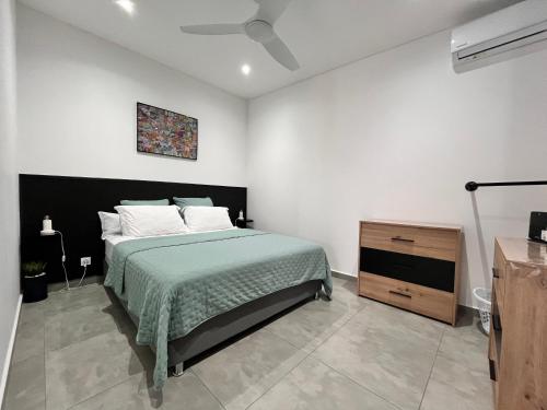 Un pat sau paturi într-o cameră la Appartement «Le Ti songe»