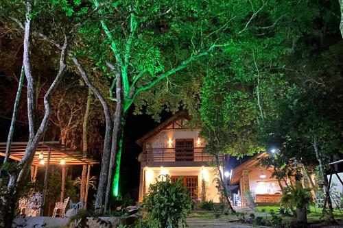 Taman di luar Chalé Recanto dos pássaros.
